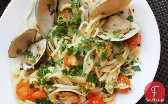 Małże z Linguini, czosnkiem i pomidorami