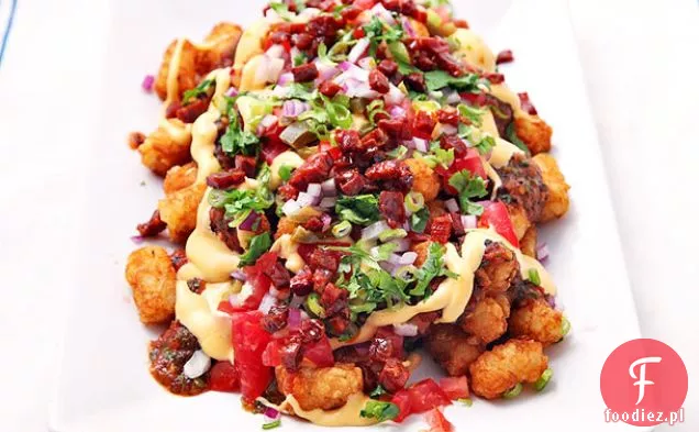 Totchos (Tater Tot Nachos) z sosem serowym, zwęgloną salsą pomidorową, Chorizo i marynowanymi jalapeños