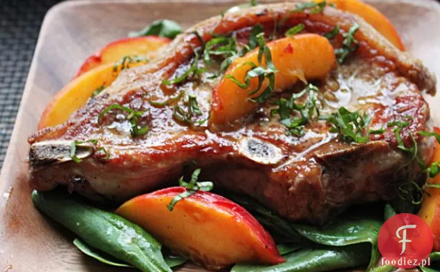 Kotlet schabowy ze świeżymi brzoskwiniami i bazylią