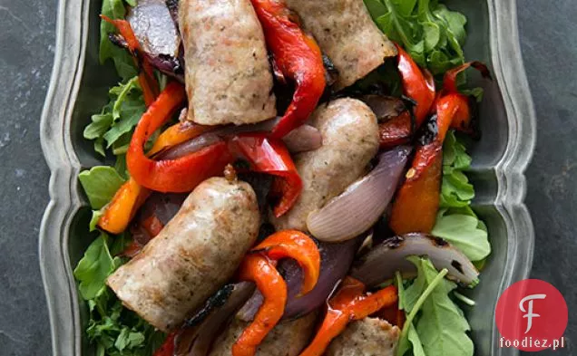 Grillowana włoska kiełbasa z papryką, cebulą i rukolą