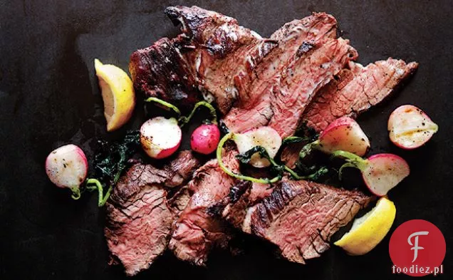 Grillowany stek i rzodkiewka z masłem z czarnego pieprzu