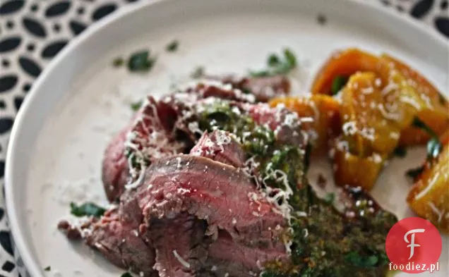 Grillowany stek z pesto pistacjowo-miętowym i prażonymi burakami