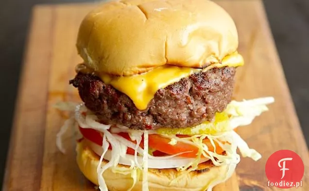 Grube i soczyste domowe grillowane cheeseburgery