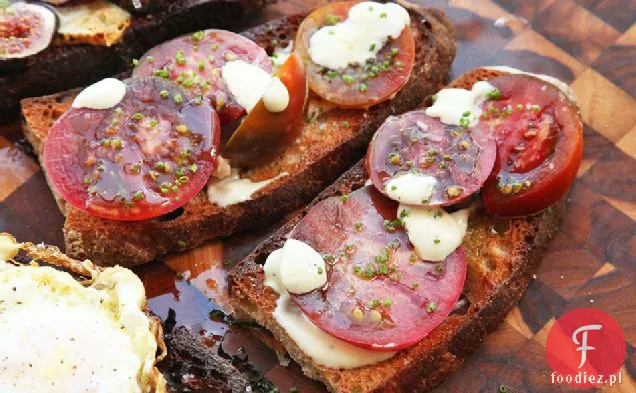Pomidor, Alli-oli i szczypiorek Tartine