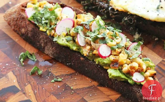 Kukurydza, awokado i rzodkiewka Tartine
