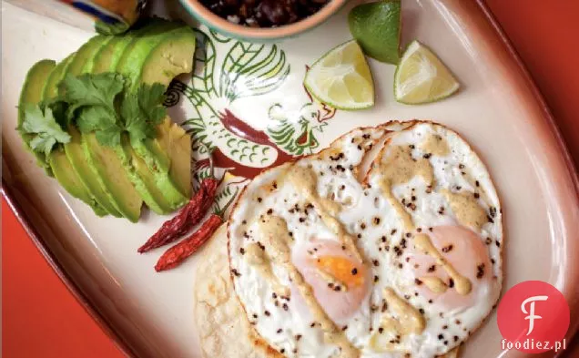 Smażone Jajko Taco Z Awokado I Chipotle Czarna Fasola