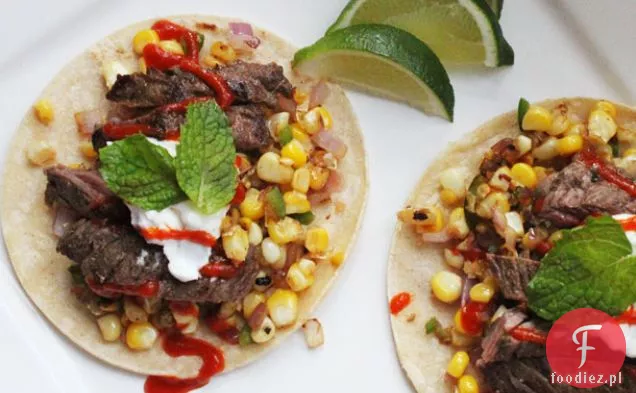 Łatwe Skillet Steak Tacos ze zwęgloną kukurydzą i Sriracha