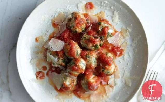 Szwajcarski Chard i szpinak ravioli Nudi w prostym sosie pomidorowym z