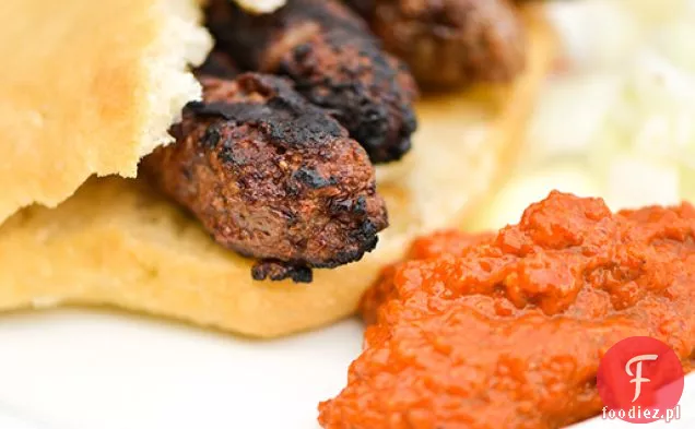 Cevapi (kiełbaski mięsne i cebulowe z południowo-wschodniej Europy)