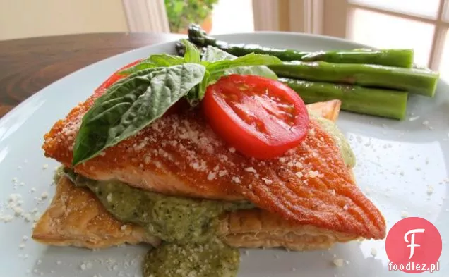 Łosoś z ciasta francuskiego z kremowym Pesto