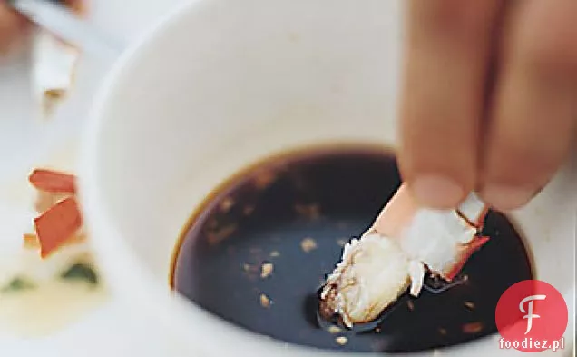 Gotowane na parze niebieskie kraby z czarnym imbirowym sosem do zanurzania