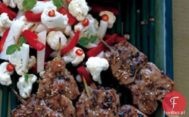 Satay wieprzowy ze świeżymi ogórkami warzywnymi