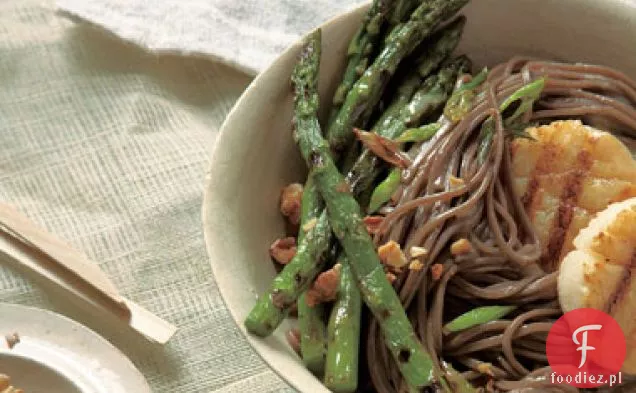 Soba z grillowanymi szparagami i przegrzebkami morskimi ze słodkim sosem Miso