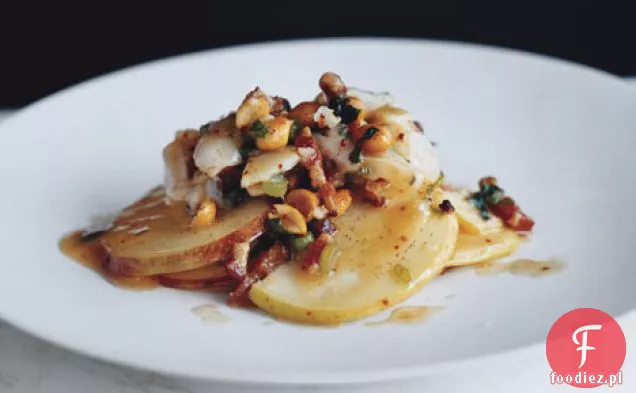 Sałatka z jabłkiem i wędzonym boczkiem z liczi i orzechami Chili