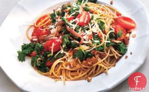 Spaghetti pełnoziarniste z jarmuż i pomidorami