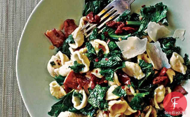 Orecchiette z kapustą, boczkiem i suszonymi pomidorami