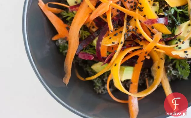 Surowa Sałatka Z Jarmużu Z Kremowym Sosem Tahini