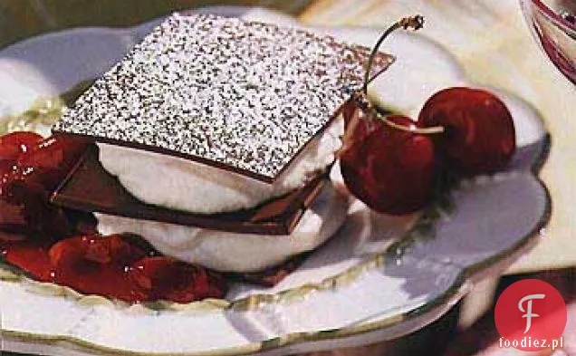 Czekoladowe Napoleony z kremem Mascarpone i kompot wiśniowy