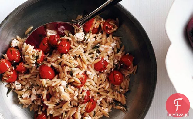 Orzo z fetą, pomidorami i koperkiem