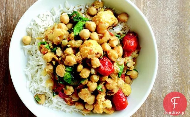 Curry z ciecierzycy z pieczonym kalafiorem i pomidorami