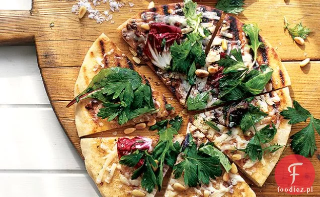 Grillowana Pizza z Harissą i sałatką ziołową