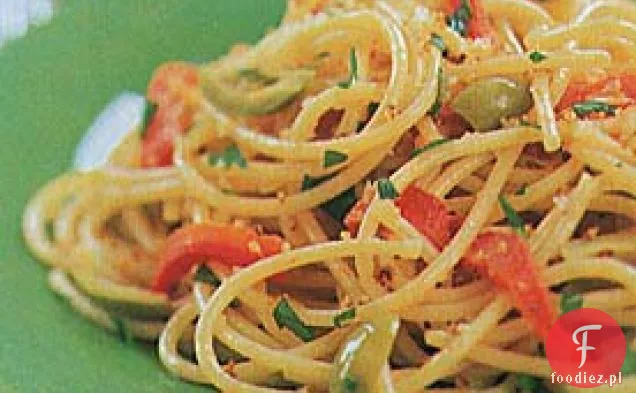 Spaghetti z anchois, oliwkami i bułką tostową