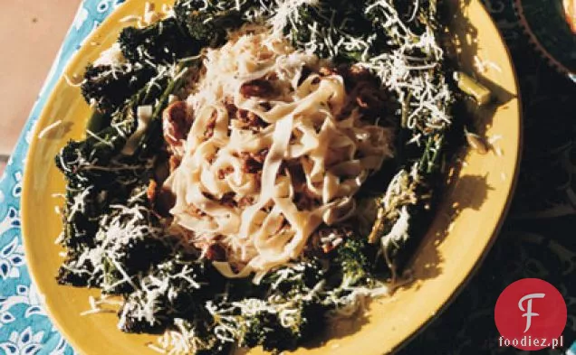 Fettuccine z kiełbasą, szałwią i chrupiącym czosnkiem