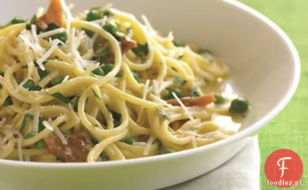 Spaghetti Carbonara z brzuchem wieprzowym i świeżym groszkiem
