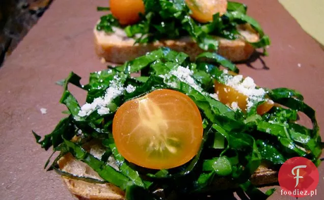 Kale Rozdrobnione I Sungold Pomidor Crostini