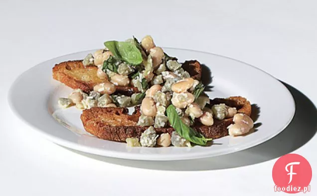 Świeże karczochy i biała fasola Crostini