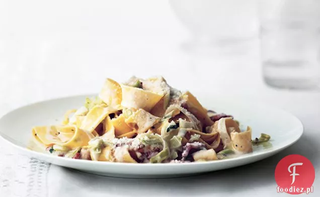 Kremowe Pappardelle z porami i boczkiem