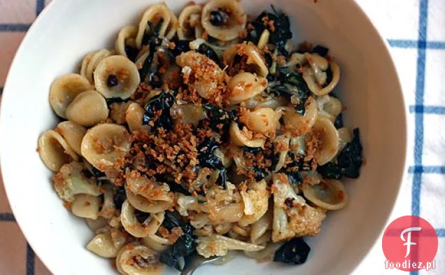 Kolacja dziś wieczorem: Orecchiette z duszonym jarmużem i kalafiorem