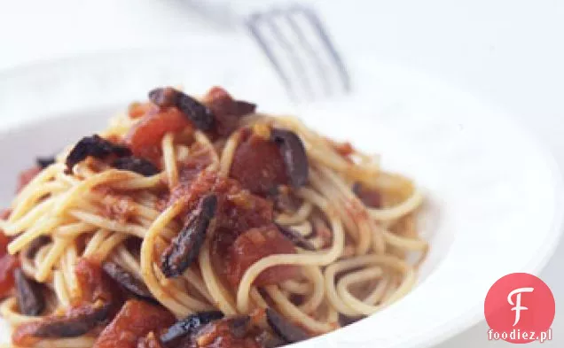 Spaghetti z ostrym sosem pomidorowo-oliwkowym