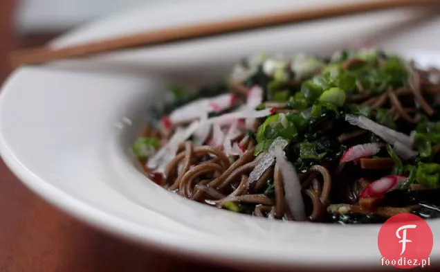 Makaron Soba Z Kapustą, Rzodkiewką I Szalotkami