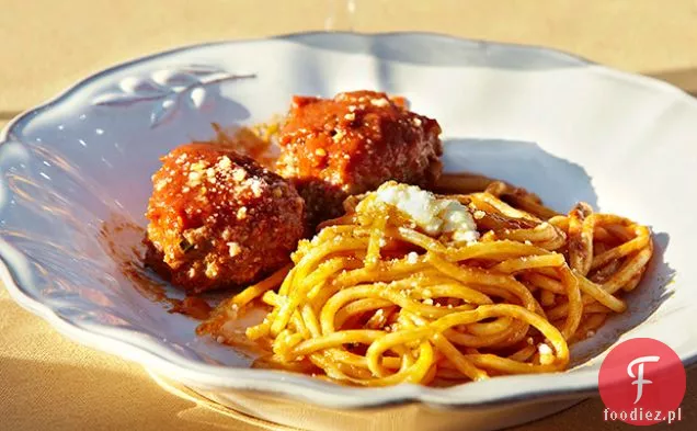 Grillowany makaron z grillowanymi klopsikami