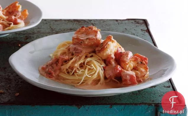 Capellini z krewetkami i kremowym sosem pomidorowym