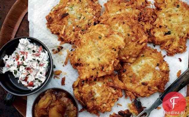 Latkes z dużą ilością sosów