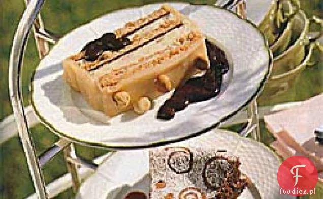 Paschalny tort czekoladowy z sosem malinowym