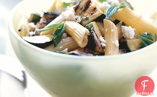 Penne z grillowaną cukinią, ricottą Salata i miętą