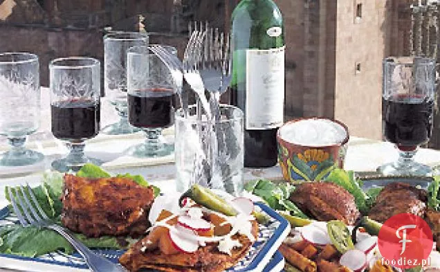 Enchiladas z kurczaka, ziemniaków i marchwi z sosem Ancho-Guajillo Chile