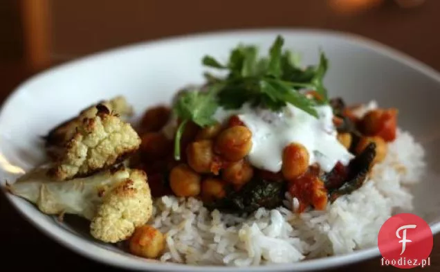 Pikantna Ciecierzyca Z Imbirem I Jarmużem Oraz Sosem Z Jogurtu Limonkowego