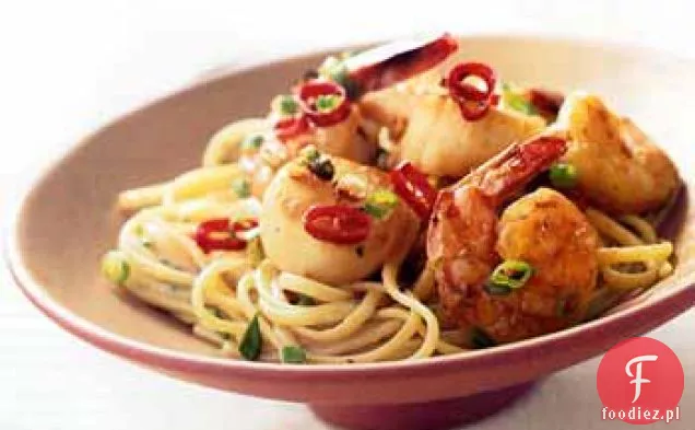 Linguine z krewetkami i przegrzebkami w tajskim Zielonym sosie Curry