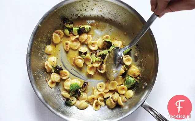 Orecchiette Carbonara ze zwęgloną brukselką