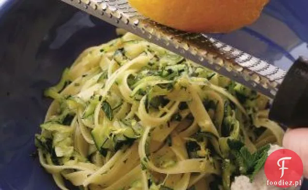 Fettuccine z rozdrobnioną cukinią, świeżą ricottą i skórką z cytryny