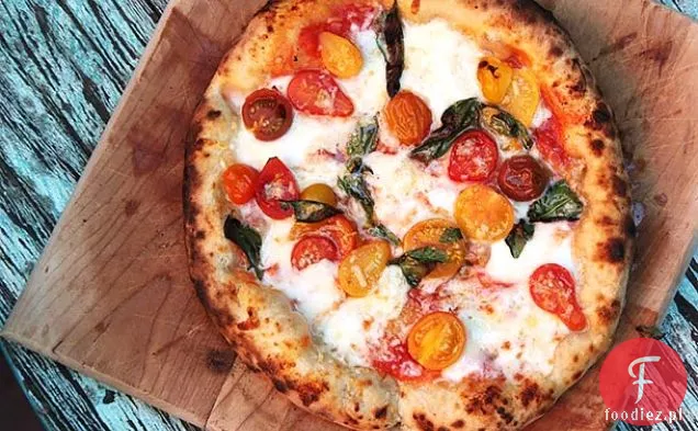 Pizza z pomidorami koktajlowymi, czosnkiem, bazylią i mozzarellą