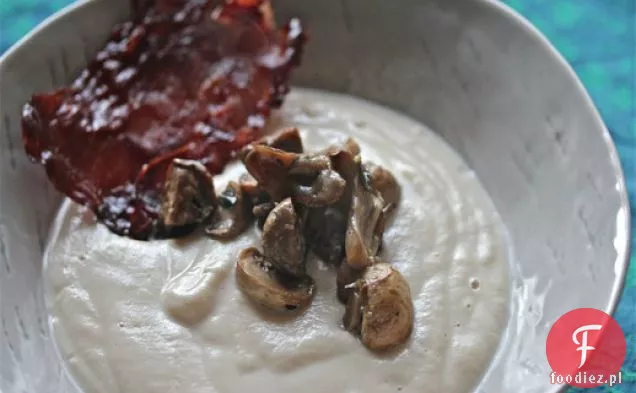 Zupa z kalafiora wędzonego z grzybami i chrupkami z szynki