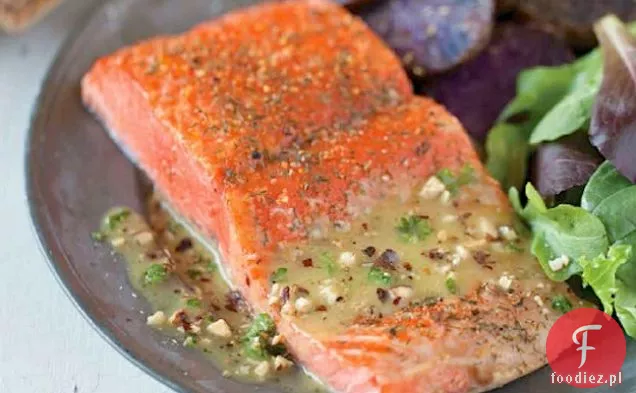 Cedar-Deska Sockeye Łosoś Z Orzechami Laskowymi Vinaigrette