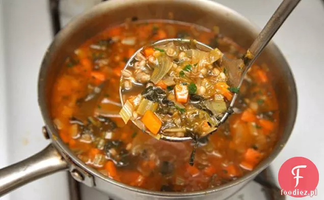 Obfita zupa Escarole, jęczmień i parmezan