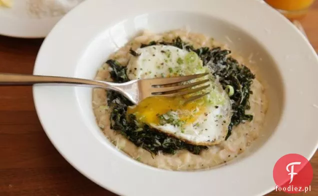 Serowa Puree z białej fasoli z jarmużem, parmezanem i jajkiem sadzonym