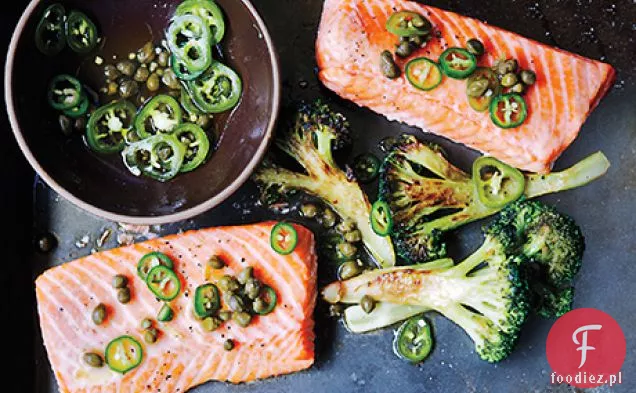 Pieczony łosoś i brokuły z Chile-Caper Vinaigrette